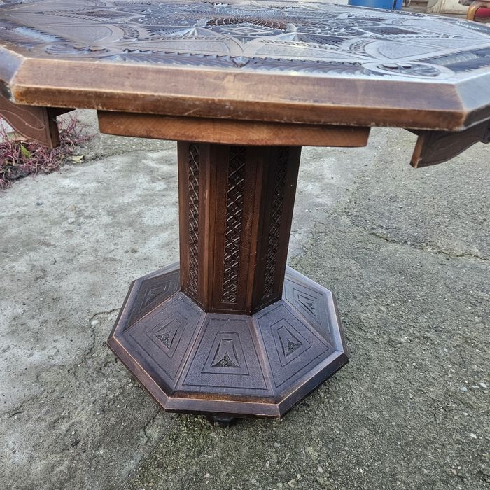 Masă octogonală din lemn, sculptată manual, cu modele
