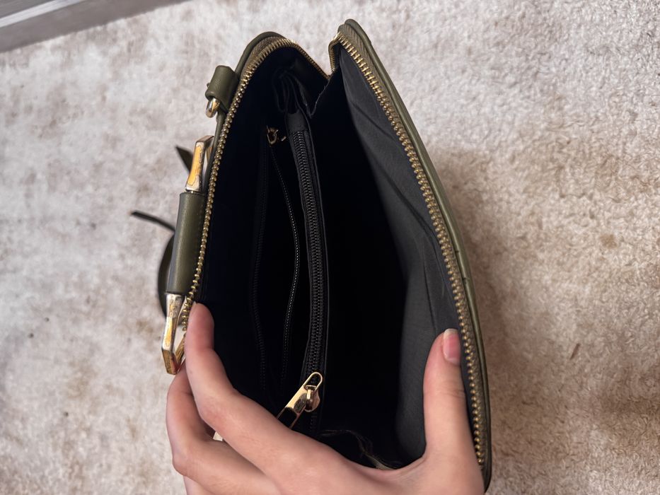 Женственная сумка-рюкзак в оливковом цвете