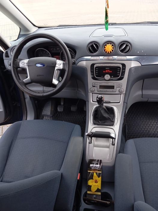 Vind ford galaxi an 2009 2.0 benzina mașină  este cu rarul facut