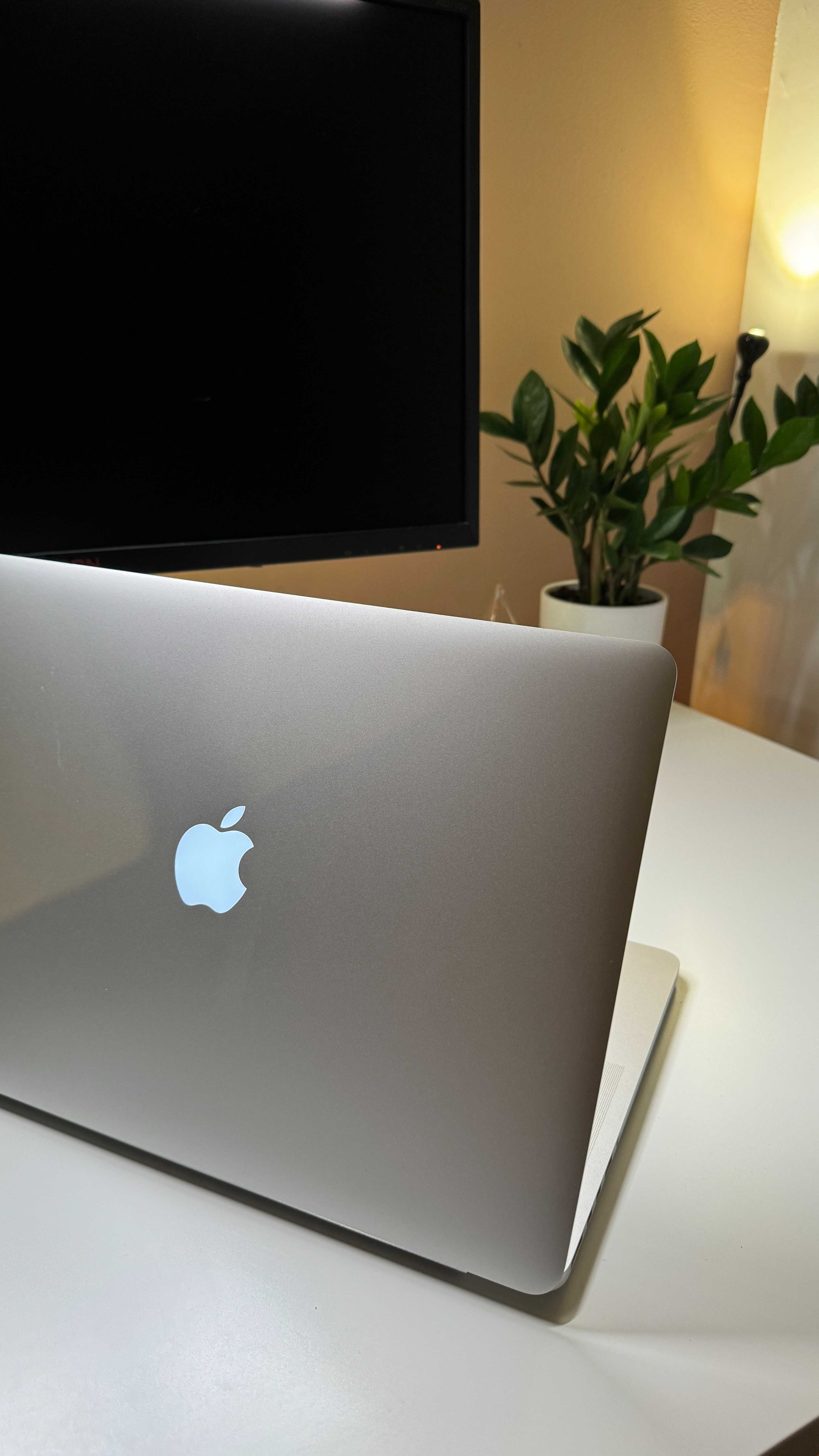 Vand MacBook Pro 2015 - 15 inch, i7, 16 GB RAM, 256 GB