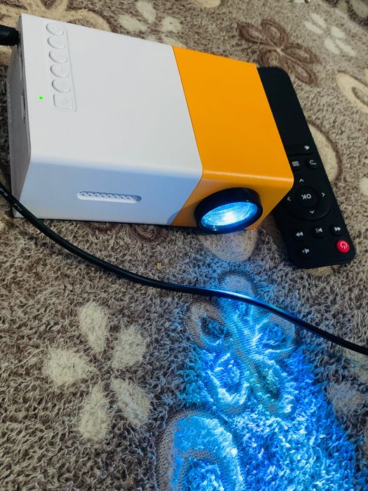 Продавам нов мини проектор. Подходящ е за домашно кино