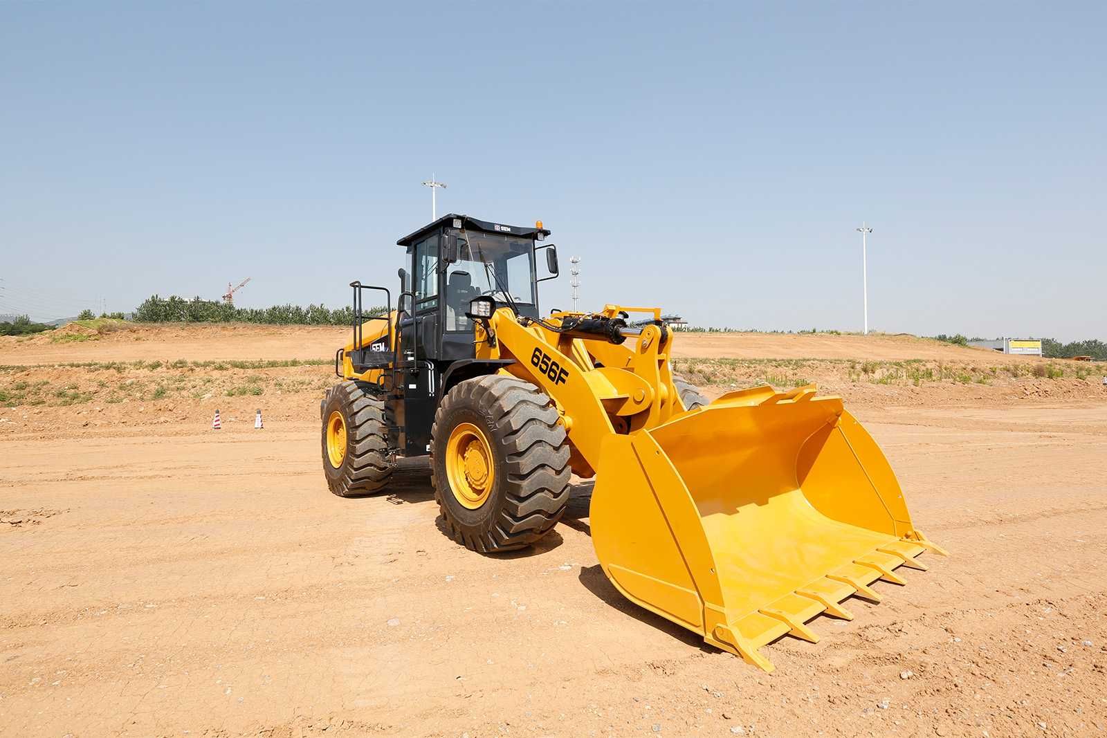Фронтальный погрузчик SEM 656F (Ковш 3,6 М3)