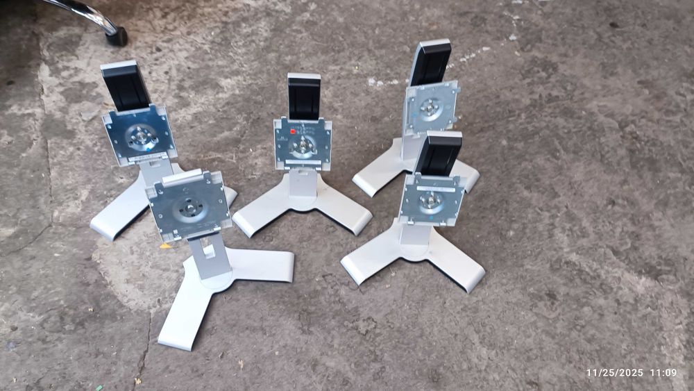 Продавам стойки за монитори DELL.