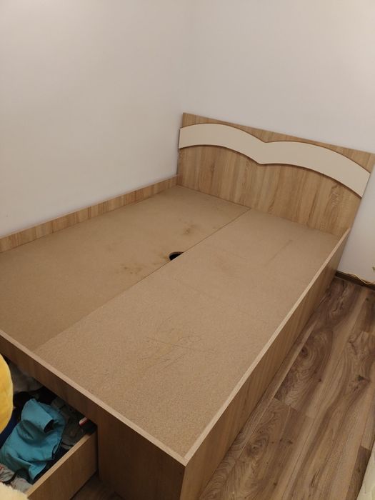 Pat de vânzare 200 cm pe 140 cm fara saltea . Demontat.