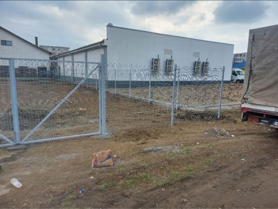 Gard. Din sipca metalica plasa bordurata.