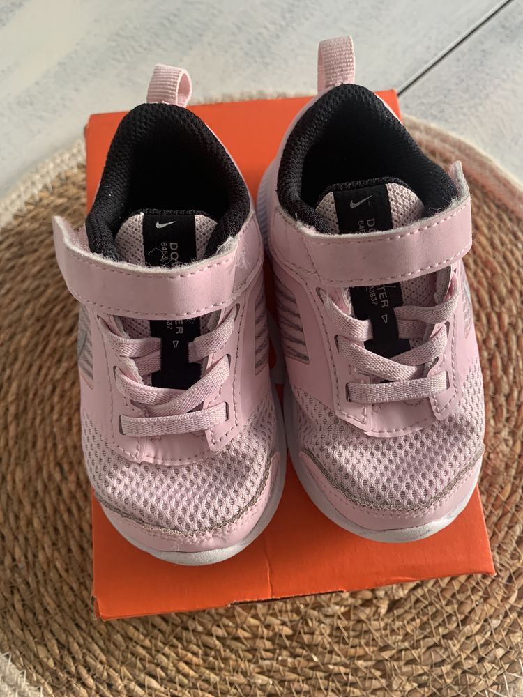 Розови маратонки за момиченце Nike