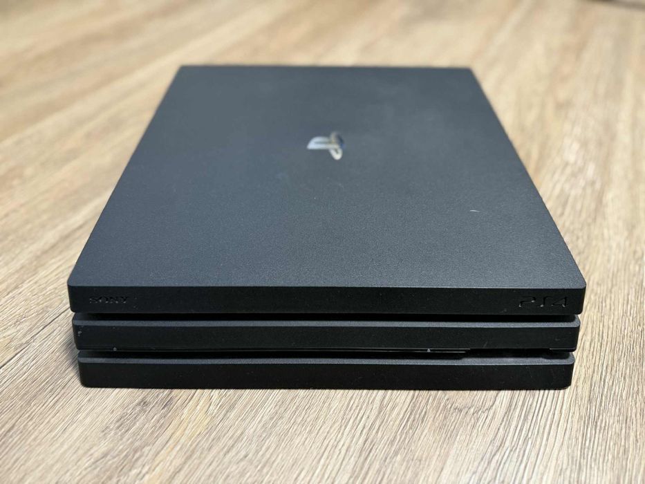 Playstation 4 Pro + волан с педали Hori