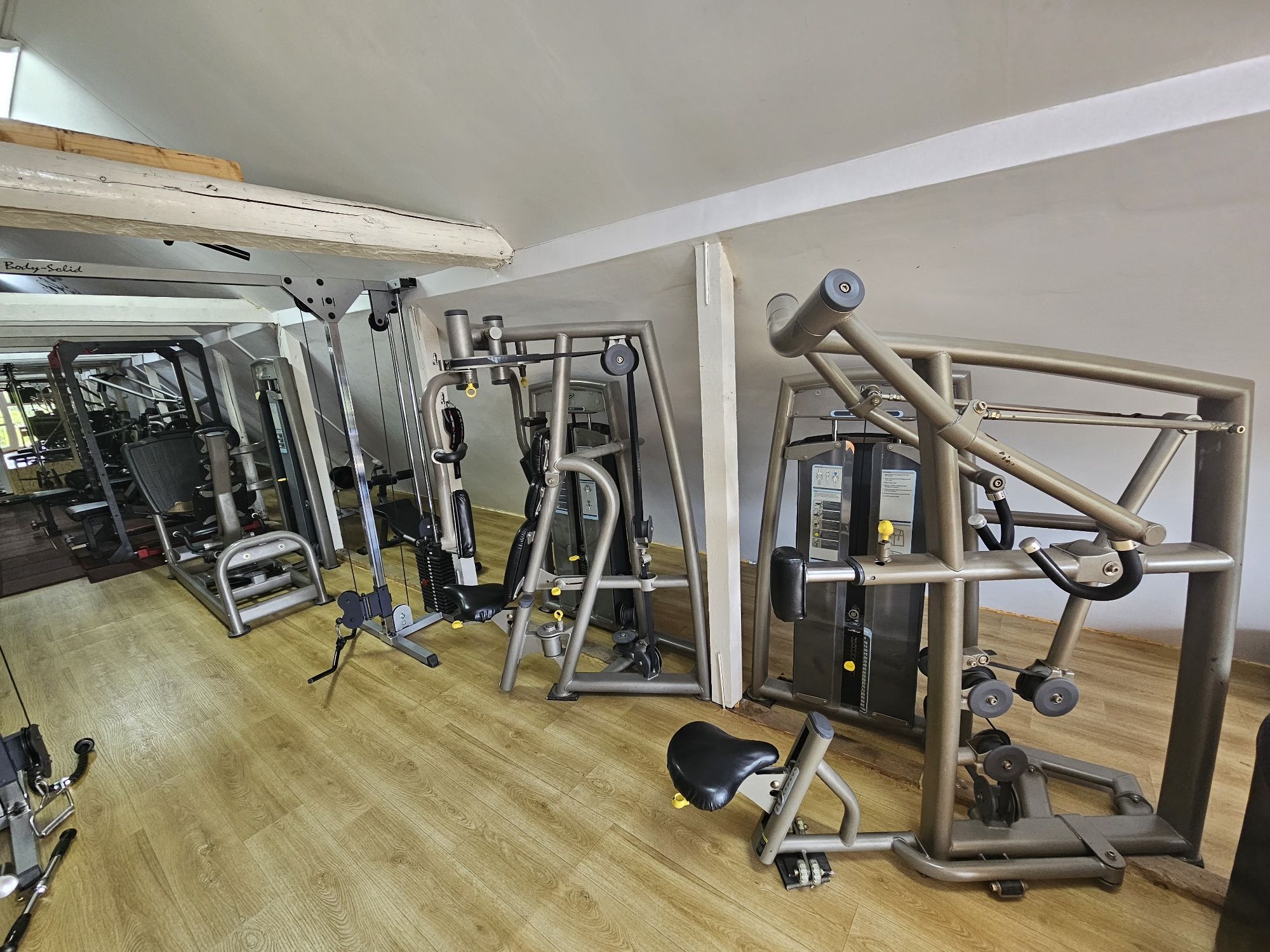 Sală fitness complet echipată