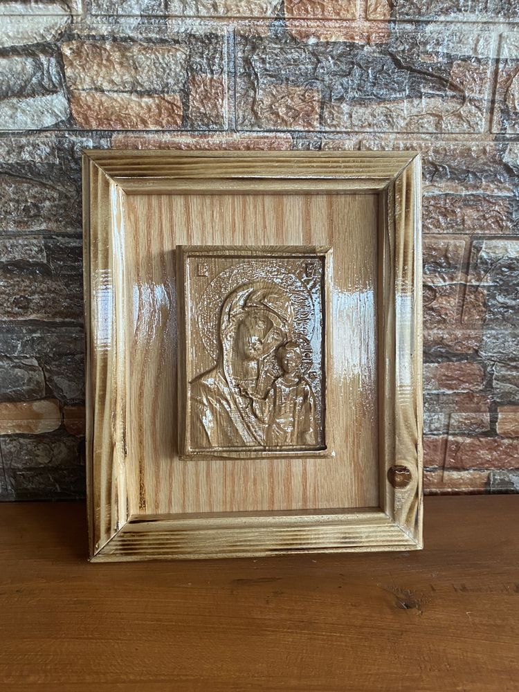 Icoană sculptată în lemn ,,Maica Domnului”