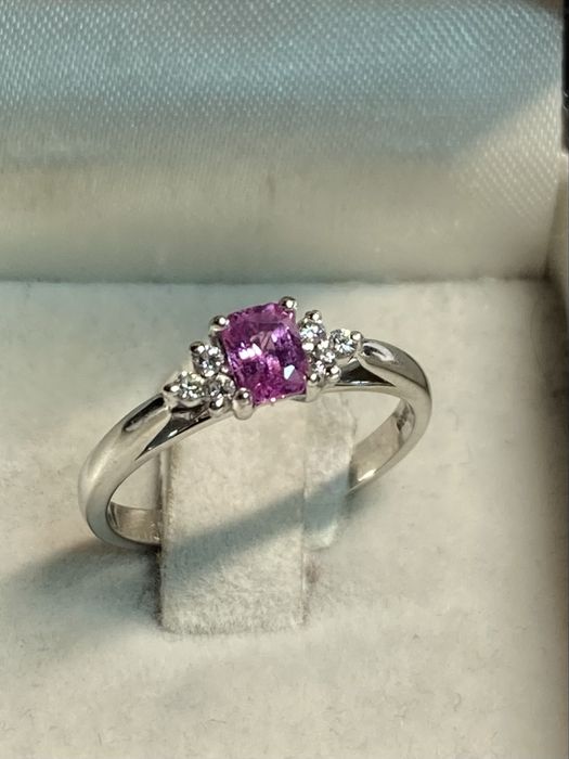 Inel aur alb 18kt.cu pink safir si diamante