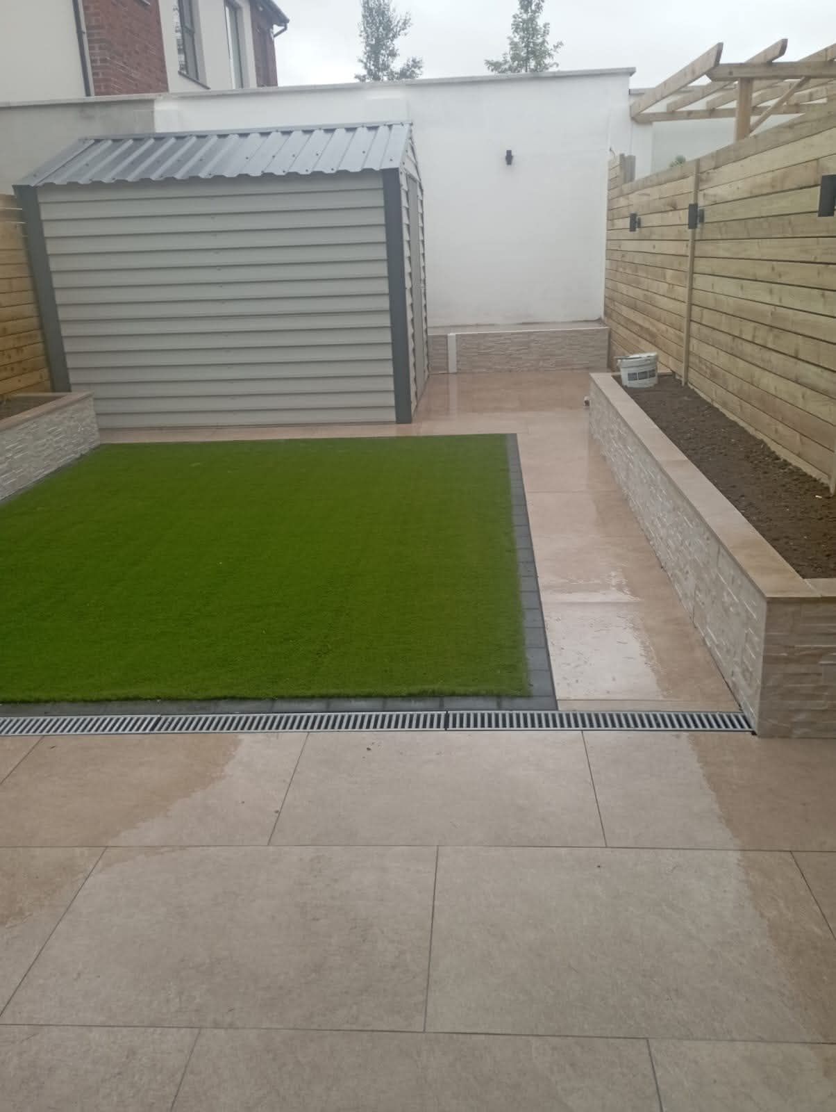 Pavaje, gazon natural/artificial, terase
