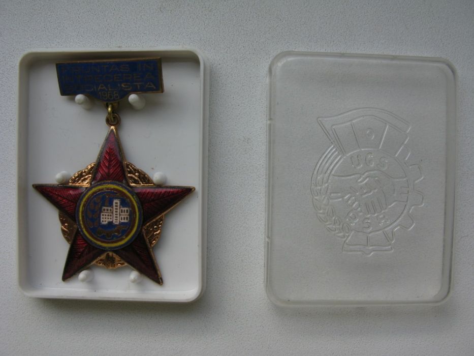 Lot insigne si medalii