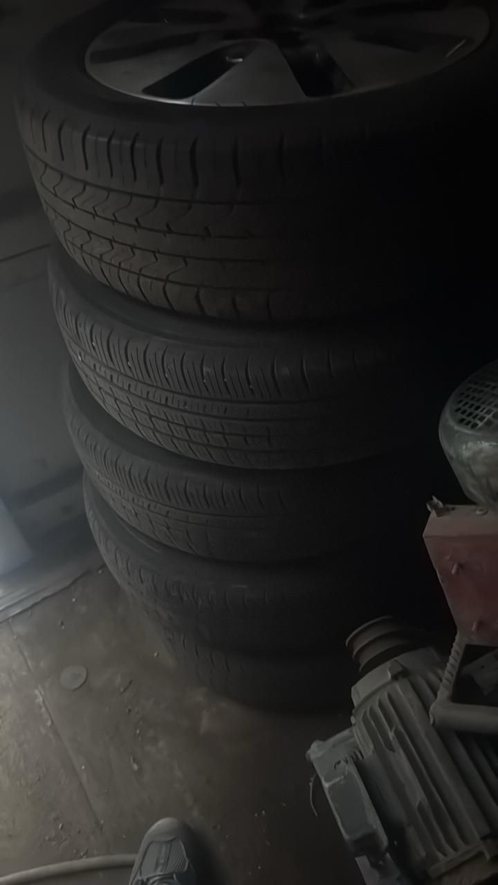 Продам шины в комплект дисками