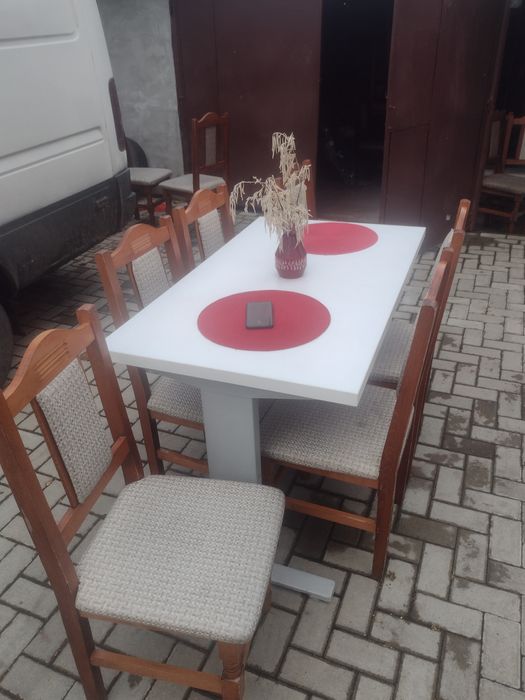 Mese și scaune din lemn masiv