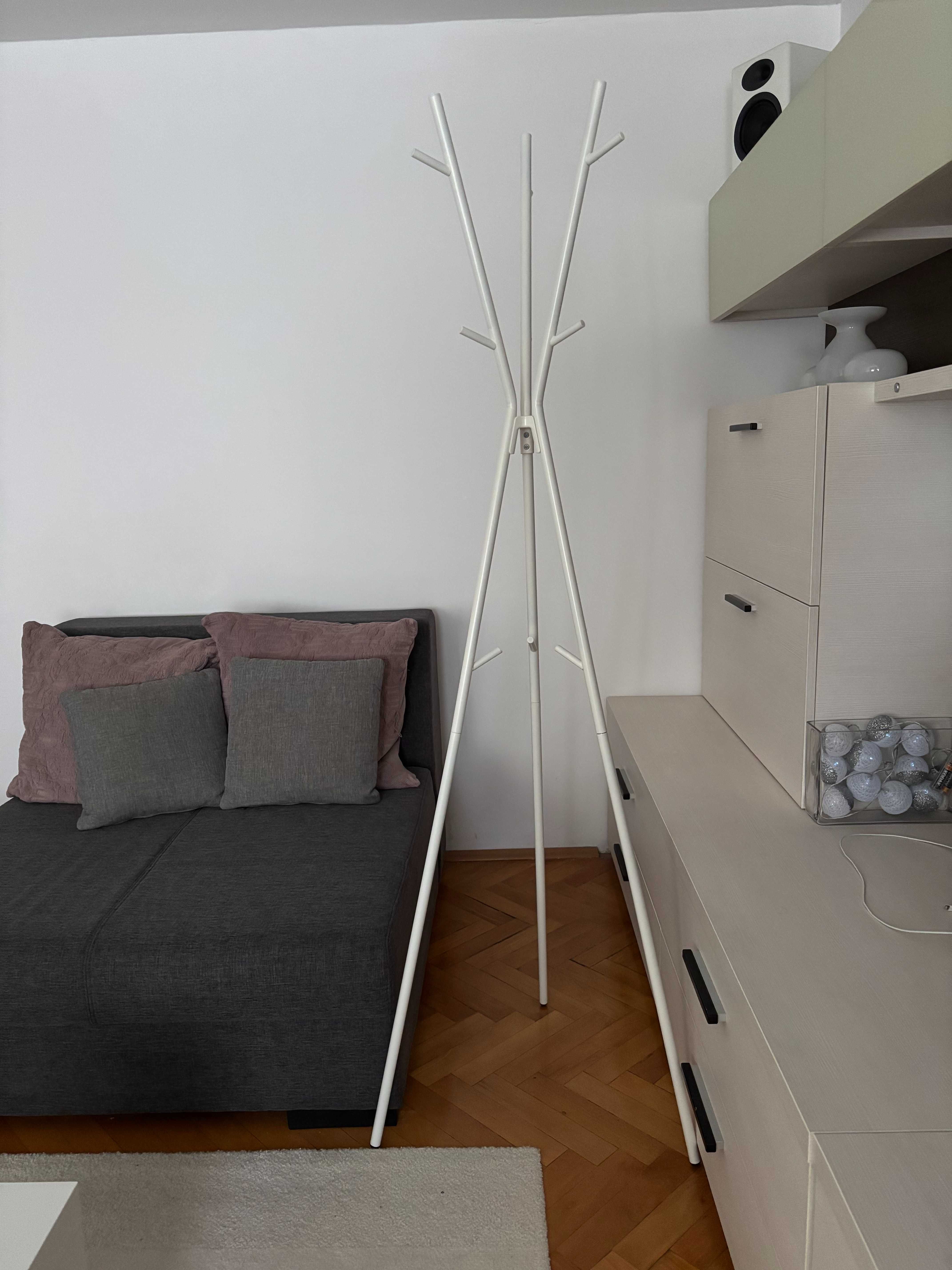 Cuier pentru haine, culoare alb, material metal, stare f buna.