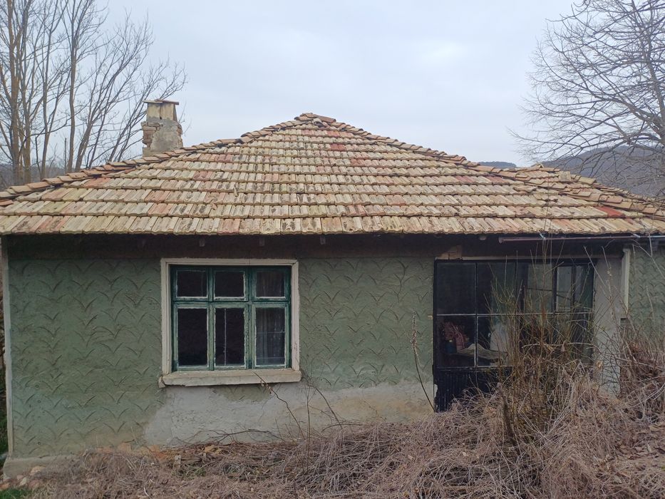 Тухлена къща с двор