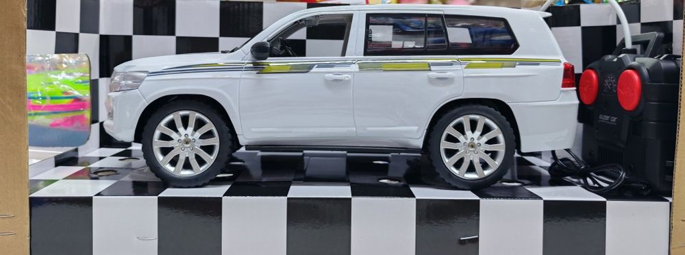 Продаётся Тойота ланд крузер крузак 200. Машина радио управлением 6+