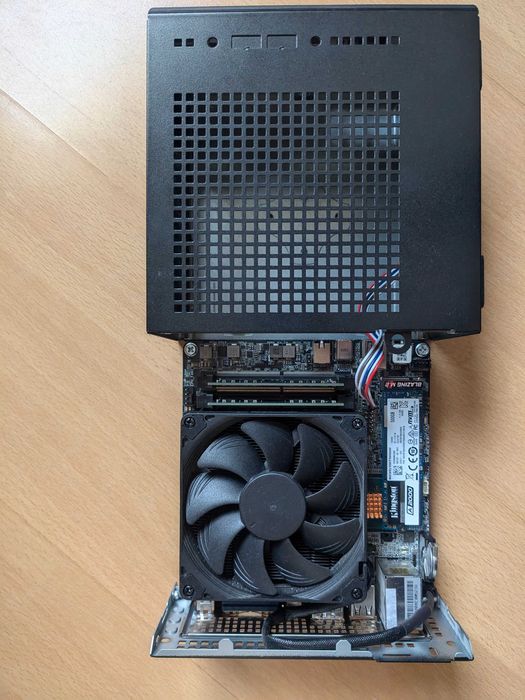 Asrock Deskmini b760 Intel i5 13500 16 GB Ram Kingston NVME 500 GB