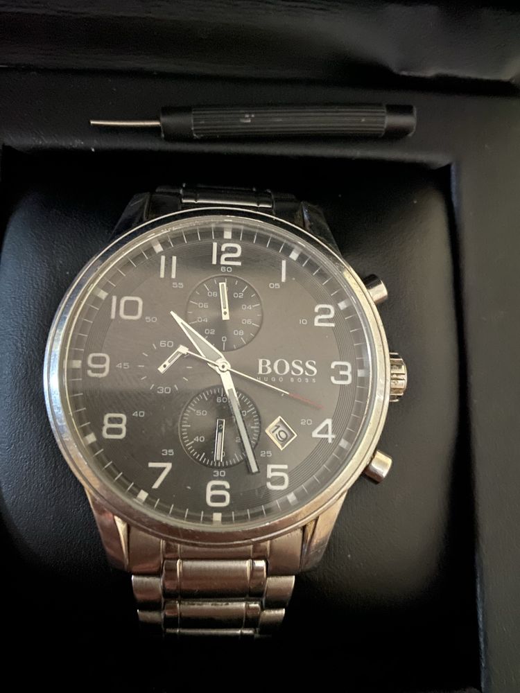 Продавам часовник BOSS