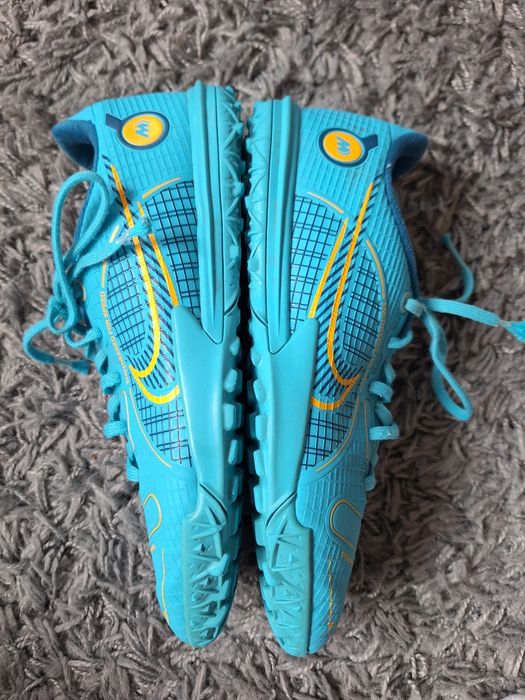 Футболни обувки adidas, Nike