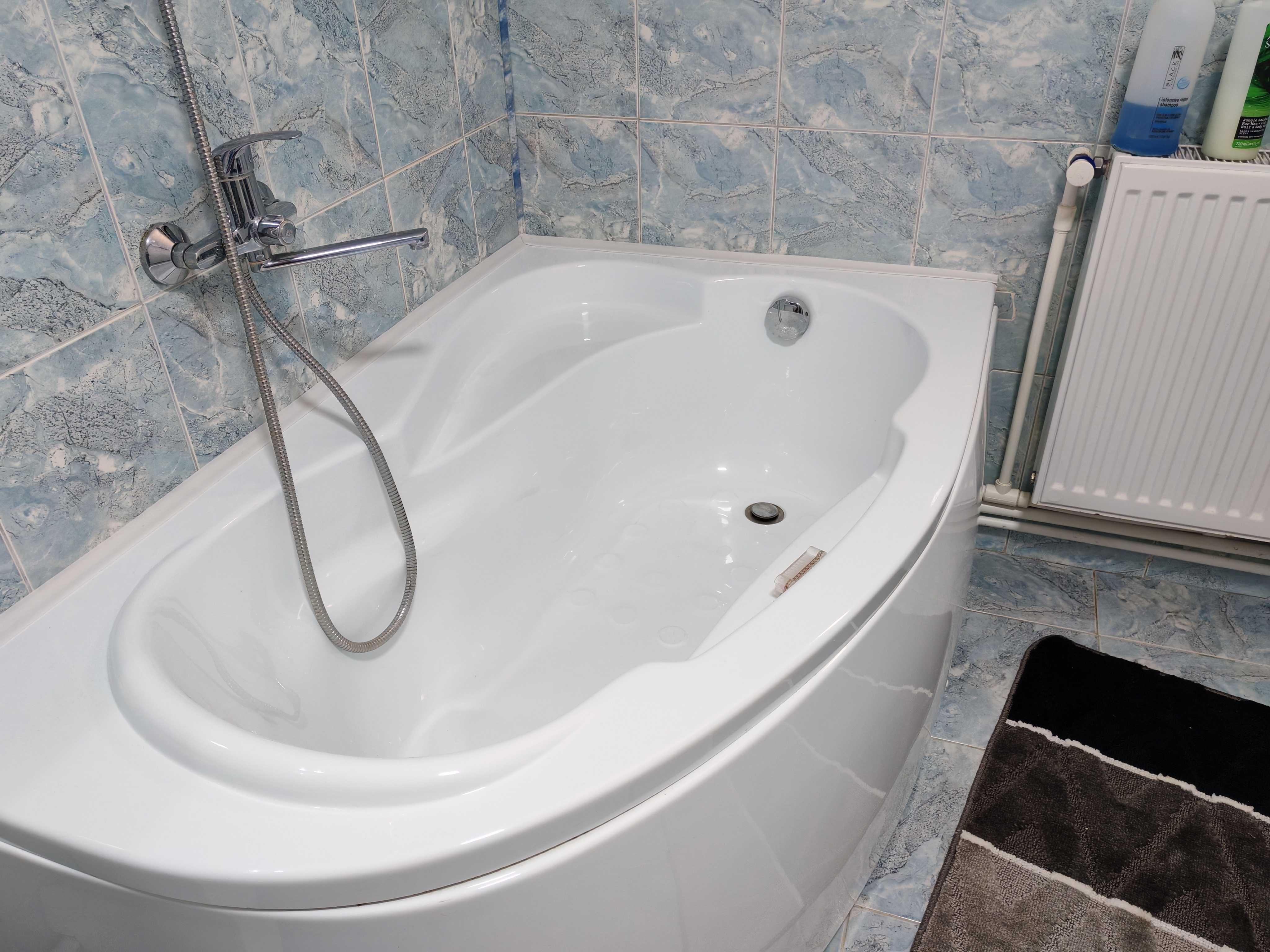 Cadă de baie, chiuveta cu oglinda inclusa, bideu și wc-ul
