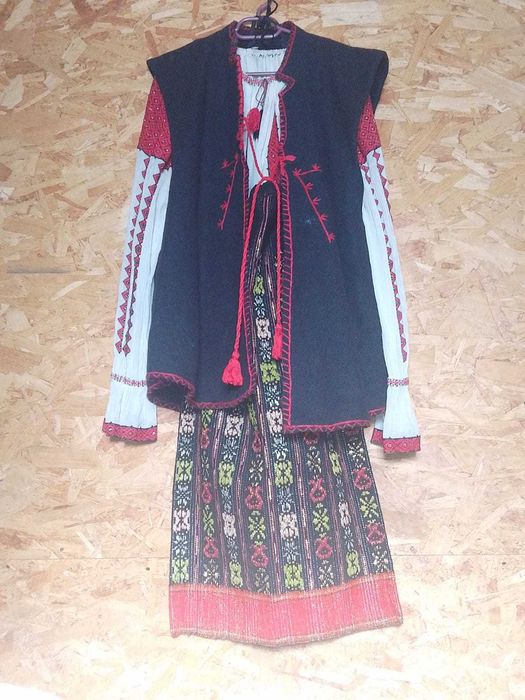 Vând costum popular muntenesc – 6 piese, lucrat manual