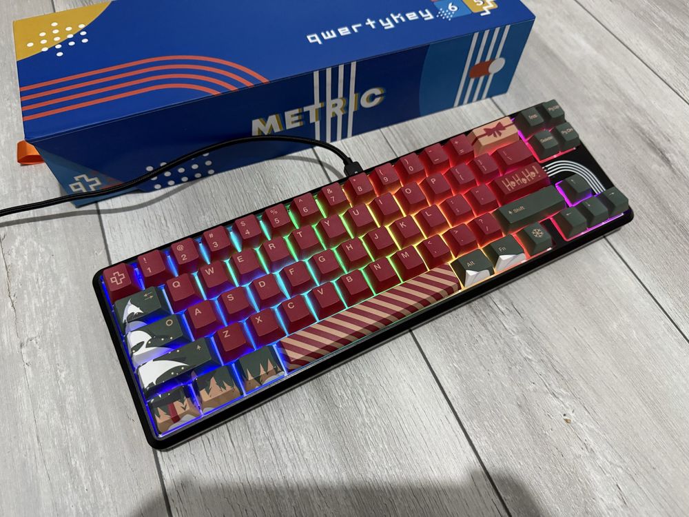Tastatura de gaming Qwertykey65, hotswap.
