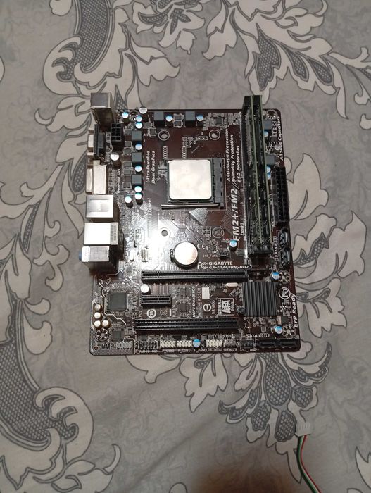 Se vinde sistem PC este folosit doar puțin