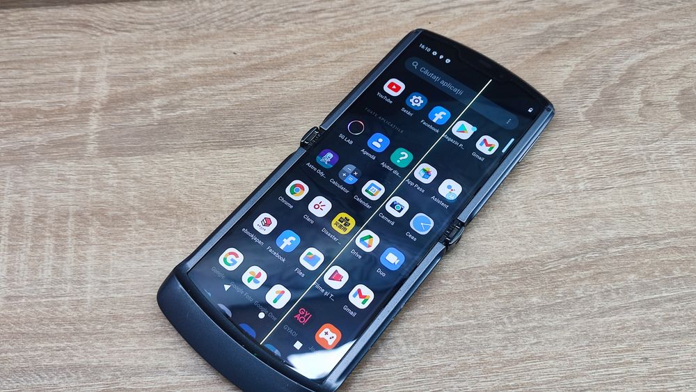 Motorola RAZR 2020 Se poate folosi fara probleme dunga mica pe display