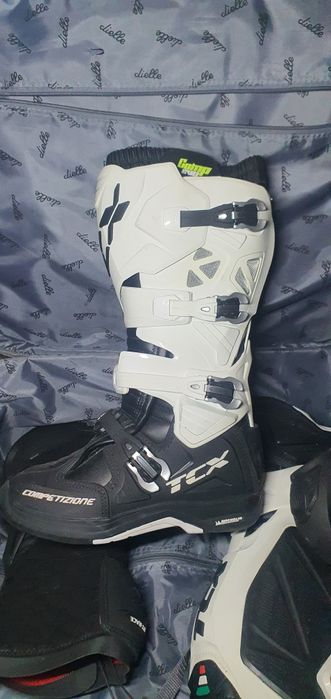 Vând ghete albe mărimea 42 noi și ghetele negri mărimea 46