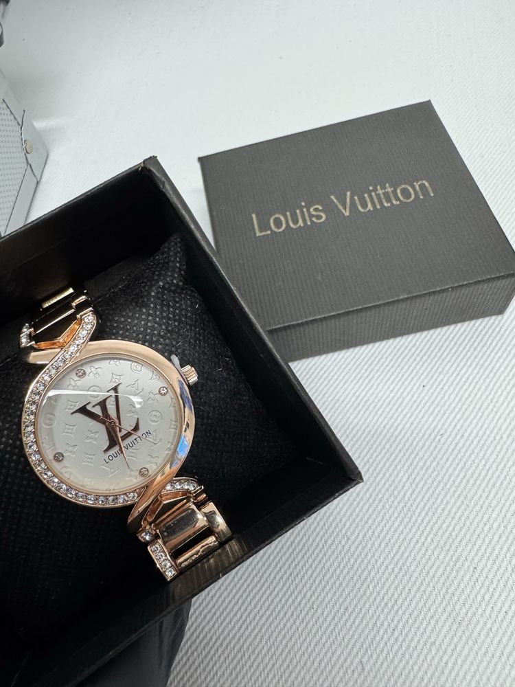 Женски часовник LOUIS VUITTON