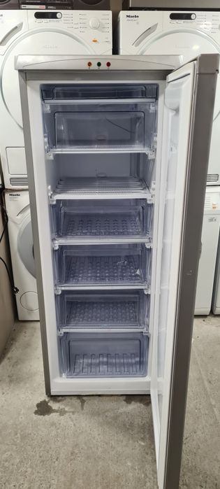 Вертикален фризер Luxor GS245 A+ 144см