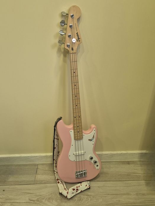 Squier short scale розова бас китара