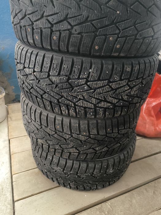 Продам комплект зимней резины Nokian  215/50R17