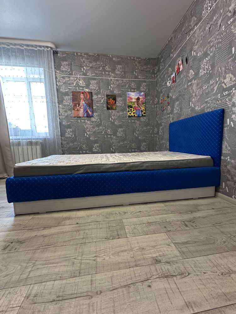 Кровать с матрасом
