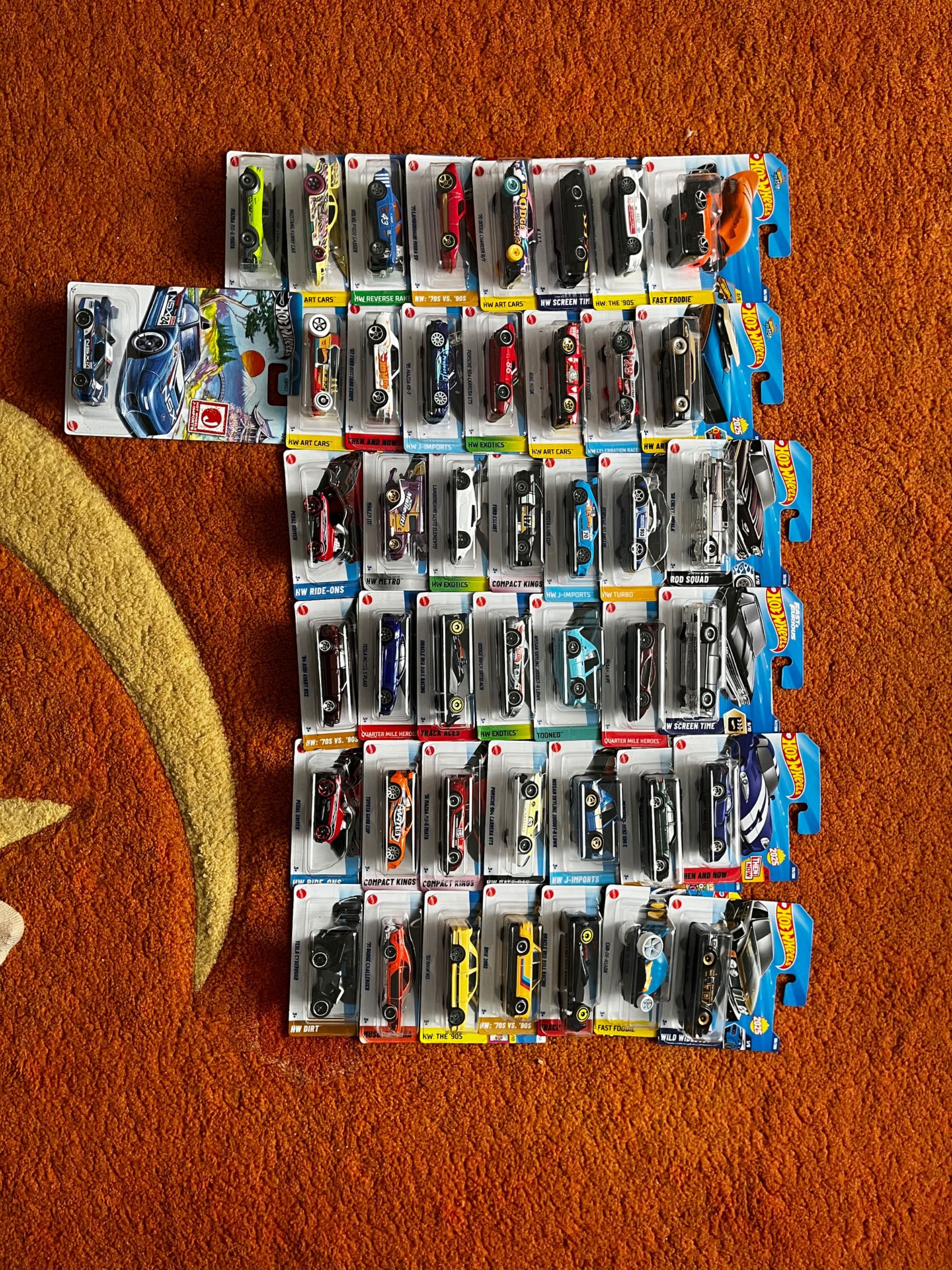 Vând mașinuțe hot wheels - 560 lei ( 45 mașinuțe hot wheels)