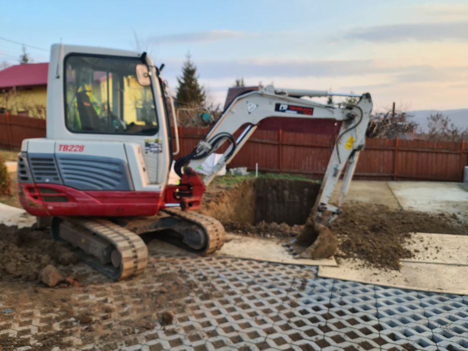Miniexcavator excavator bobcat transport nisip pamant balast