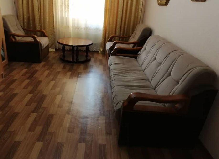 Срочно продаю диван и два кресла