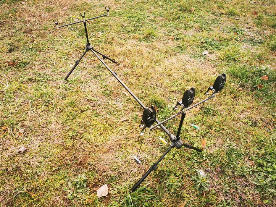 Стойка за дънен риболов, три сигнализатора и три светещи обтегача