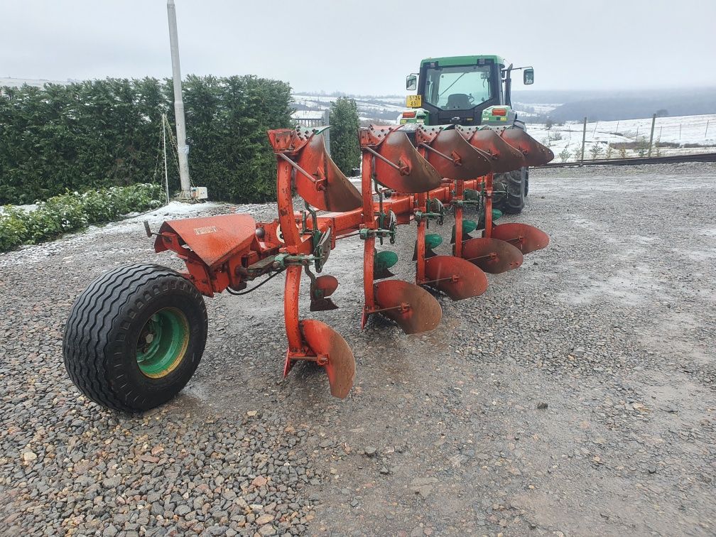 Plug tractat kverneland 5 brazde . Ca kuhn huard lemken