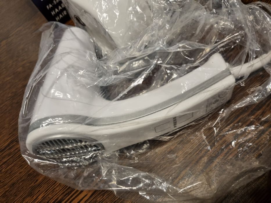 Uscător de păr cu suport de perete pentru baie