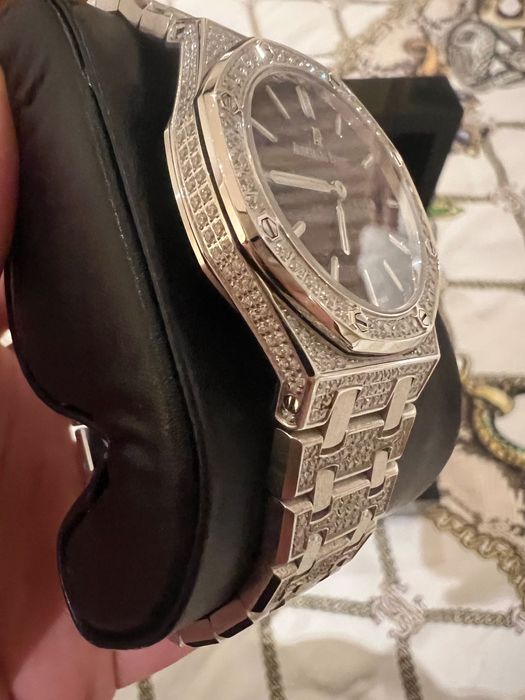 Дамски часовник с камъни AP