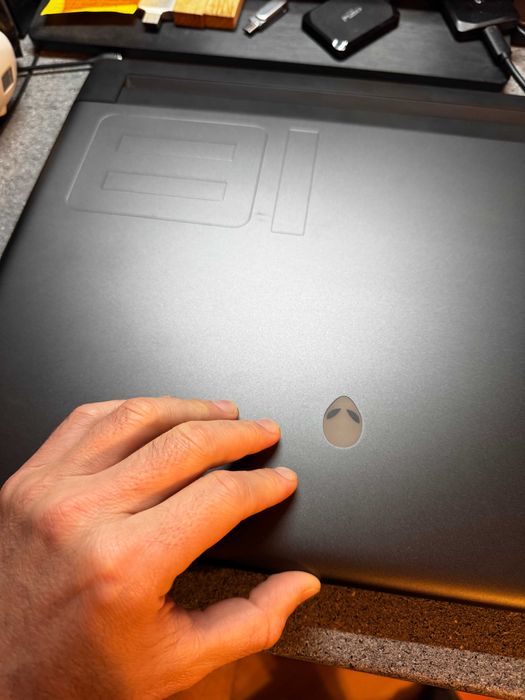 Gaming Alienware m18 r1 AMD 7845HX RTX 4070 schimb cu macbook M4pro