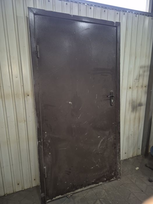 Дверь железная с замком