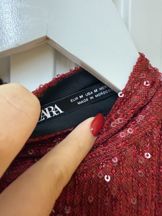 Червена рокля с пайети и гол гръб Zara