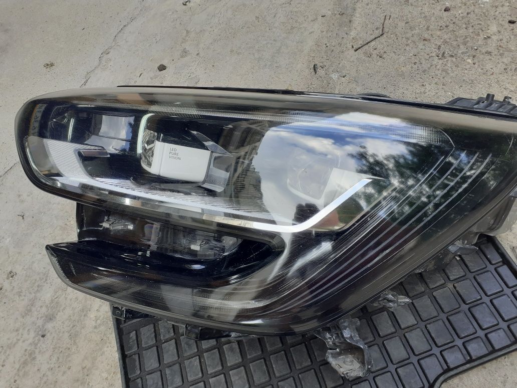 Продавам ляв фар led pure vision valeo  за меган megane 4