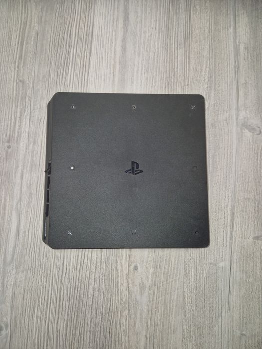 Ps 4 cu două manete + stație de încărcare