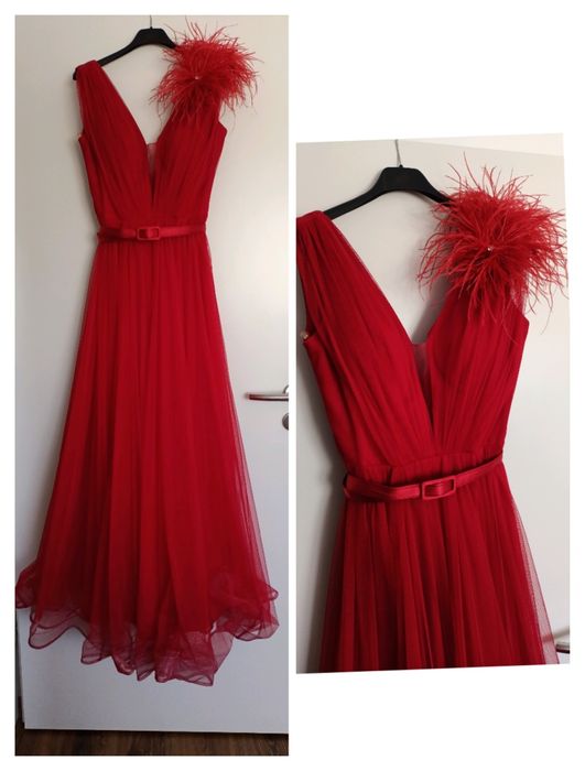 Rochie rosie cu voal si pene