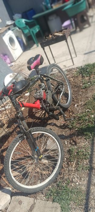 Vând bicicleta cu motor 2 timpi 80 CC