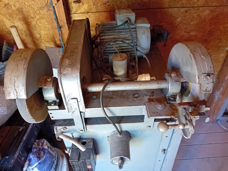 Polizor cu dulap metalic